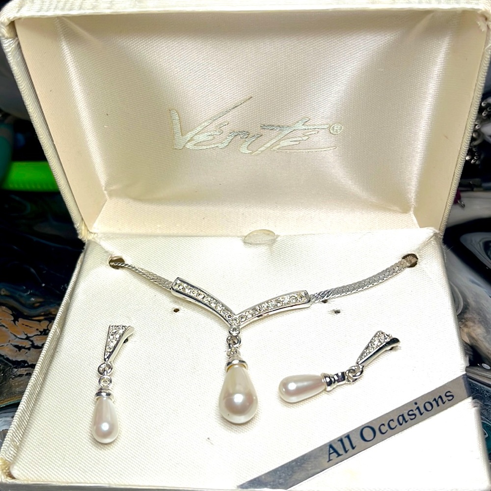 NWT Stunning pearl necklace earring set